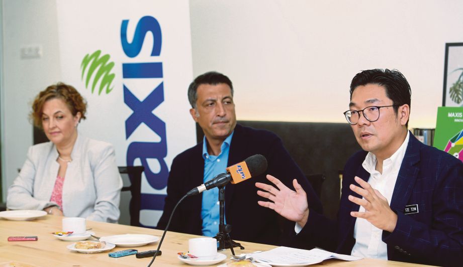 OGUT (tengah) bersama Sim (kanan) pada sidang media ‘Maxis IoT Challenge Pitch Day’. FOTO Rohanis Shukri