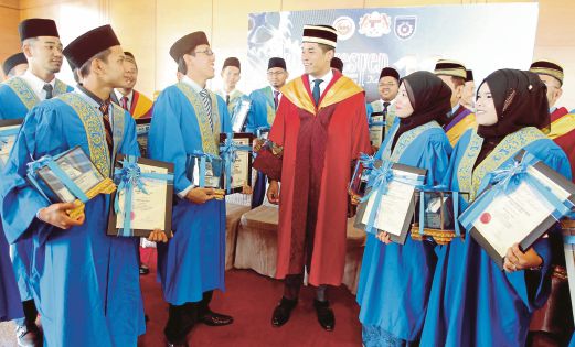 KHAIRY berbual dengan graduan selepas Majlis Konvokesyen Institut Kemahiran Belia Negara dan Institut Kemahiran Tinggi Belia Negara, semalam. 