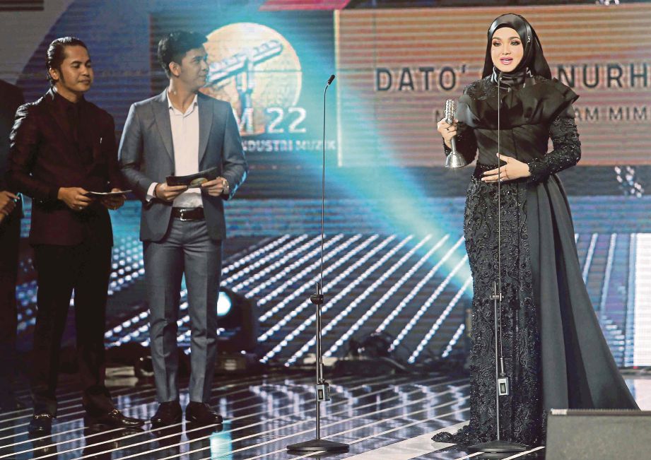 DATUK Siti Nurhaliza menerima anugerah di malam kemuncak AIM22. 