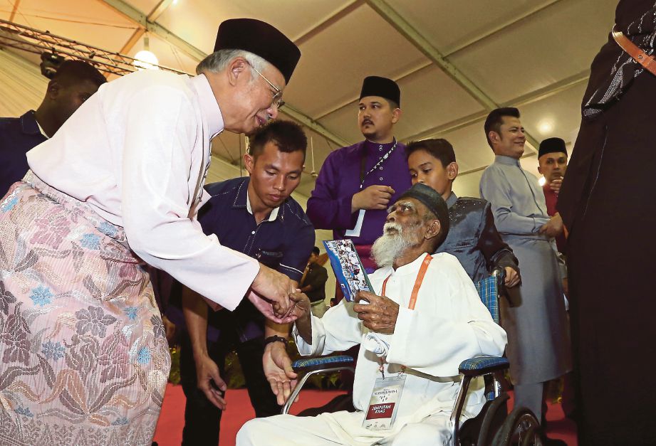 LATIF menerima sumbangan daripada Najib.
