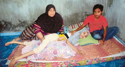 KEADAAN Siti Fatimah yang lumpuh di rumah bapanya di FELDA Tenggaroh 01.