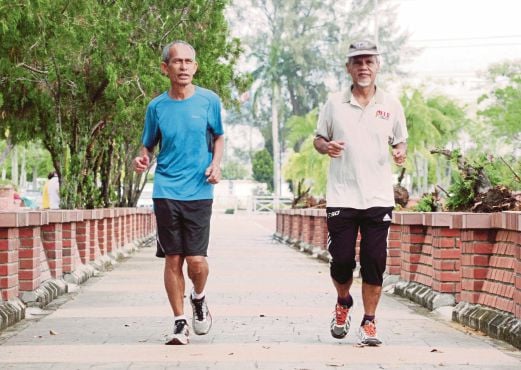 Mutalib (kiri) bersama Rosli  melakukan aktiviti larian serta senaman di Taman Rekreasi Bukit Serindit saban hari. 