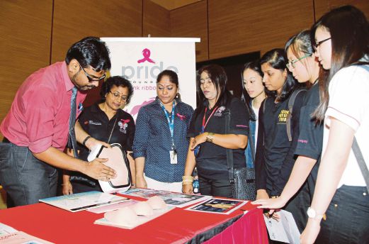 DR Naveen menerangkan risiko barah payudara pada Kempen Kesedaran Merah Jambu 2016.