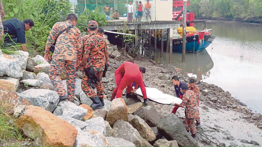 ANGGOTA bomba mengusung mayat Ibrahim  yang ditemui berhampiran tebing sungai paya bakau berdekatan Taman Nilam, Langkawi.