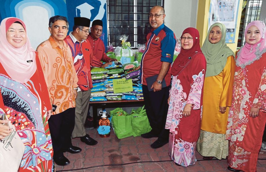  Syed Ali  (empat dari  kanan) menunjukkan antara sumbangan  yang dikumpul pelajar.