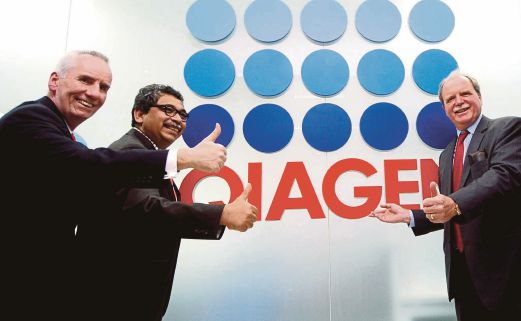 DR Abu Bakar (tengah) pada pembukaan pejabat baru Qiagen Biotechnology Malaysia. 