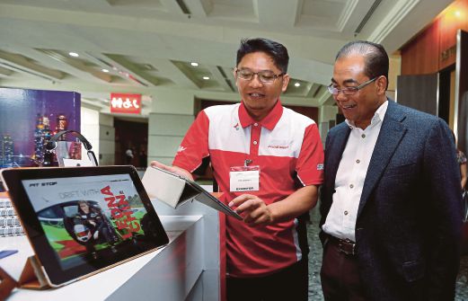 Aziz (kanan) mendengar penerangan majalah digital S&W daripada Pengarang S&W, Badrila Jamlus.