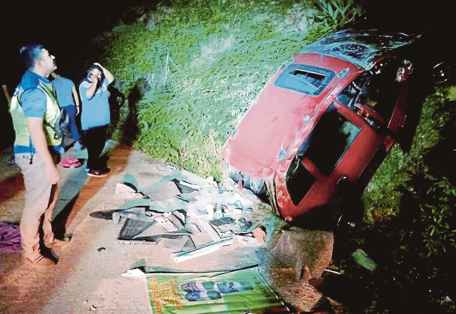  PEMANDU kereta  yang hilang kawalan dan terjunam dalam gaung di Jalan Teluk Bahang, Balik Pulau, semalam. 