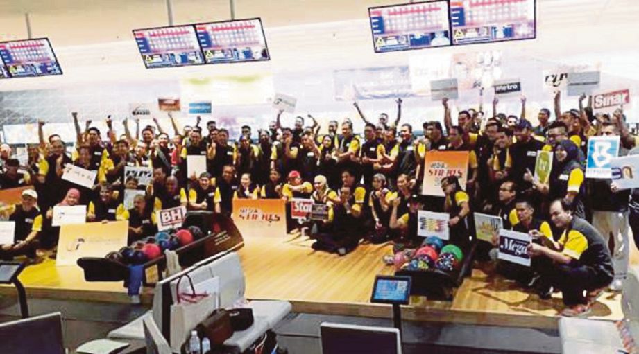 PESERTA Bowling Media Strikes Again 2017 bergambar kenangan.