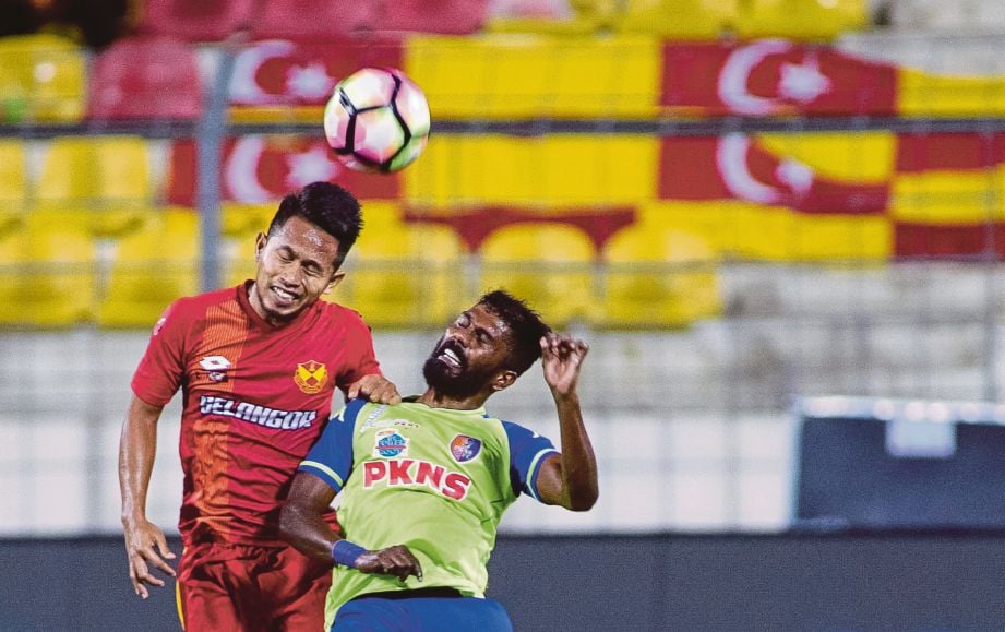 PEMAIN PKNS Rajes Perumal (kanan) bersaing dengan pemain Selangor Andik Vermansah pada saingan Liga Super di Stadium Selayang, malam tadi.