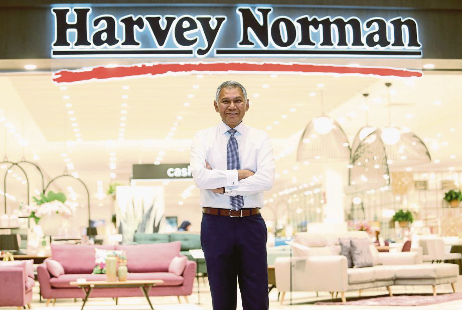 KENNETH di hadapan Harvey Norman di pusat beli-belah IPC, Mutiara Damansara. 