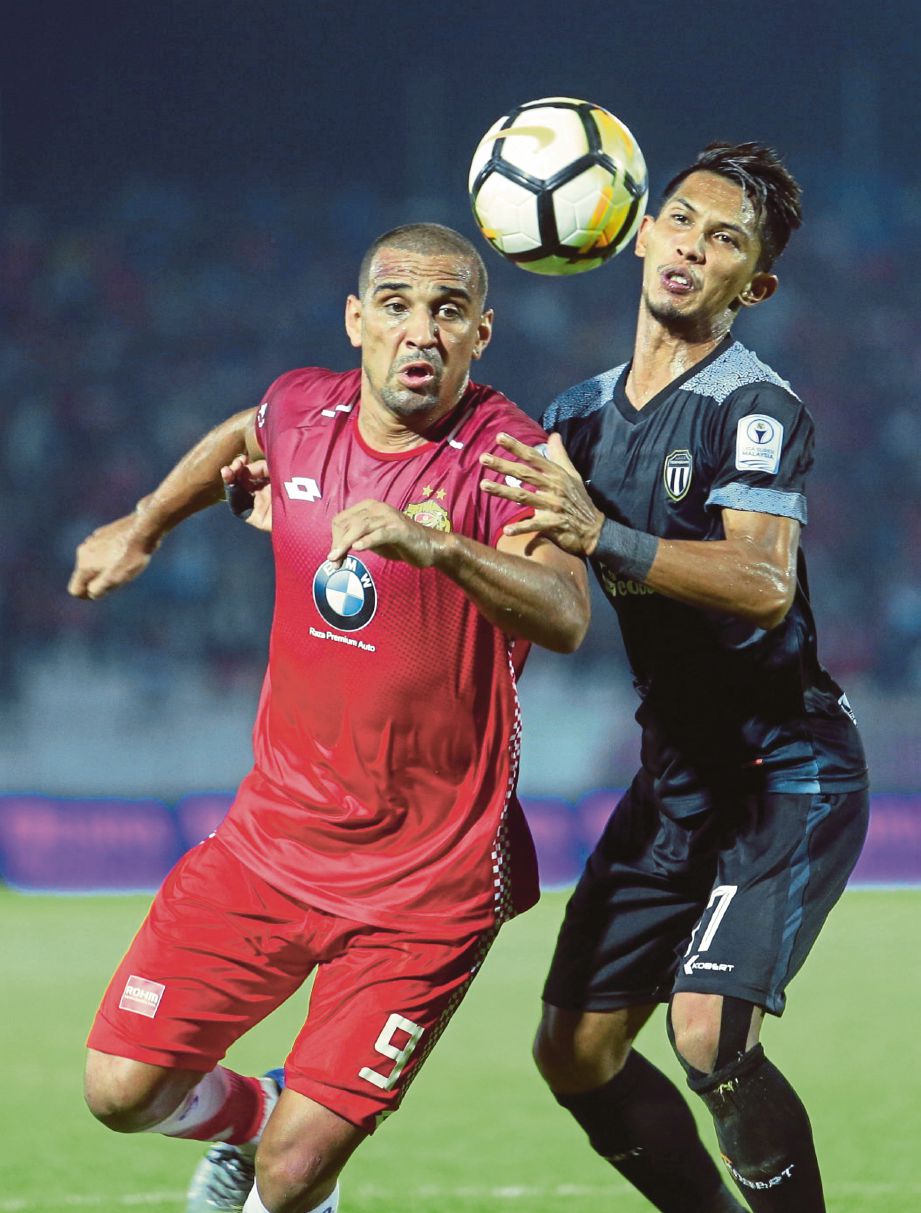 ANAS (kanan) mengasak pemain   Kelantan, Bruno Da Silva Lopes pada saingan Liga Super awal bulan lalu.