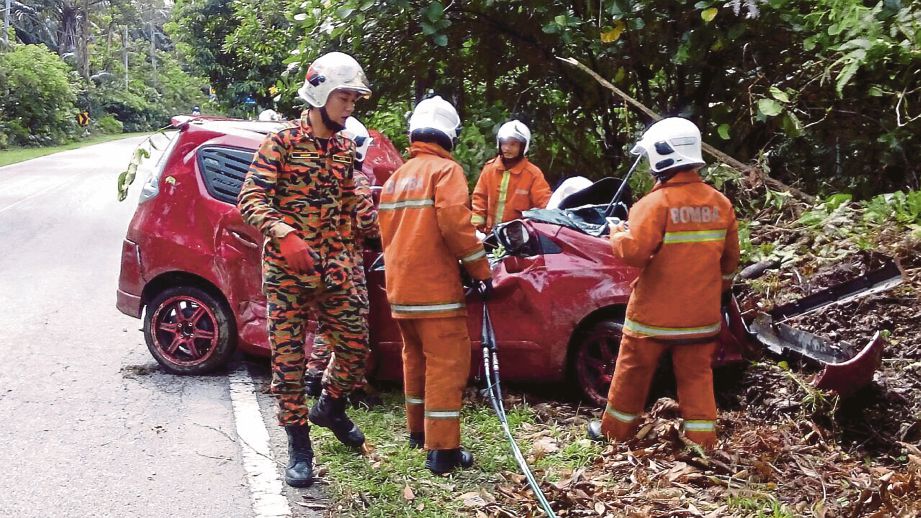 ANGGOTA bomba berusaha mengeluarkan mangsa yang tersepit.