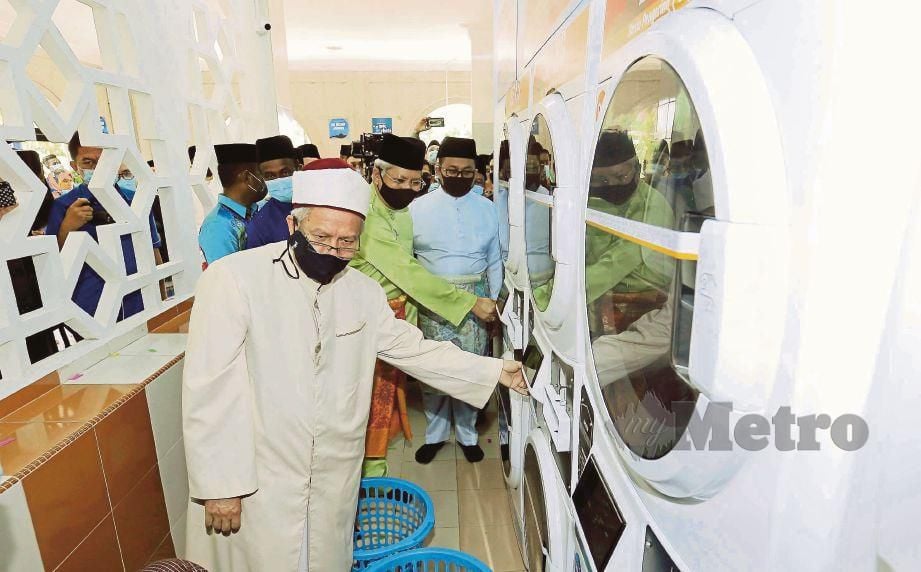 DR Zulkifli pada Majlis Perasmian Pusat Perkhidmatan Dobi Layan Diri An Nazhif Laundry dan pelancaran aplikasi Nak Dobi di Masjid Wilayah Persekutuan, semalam. 