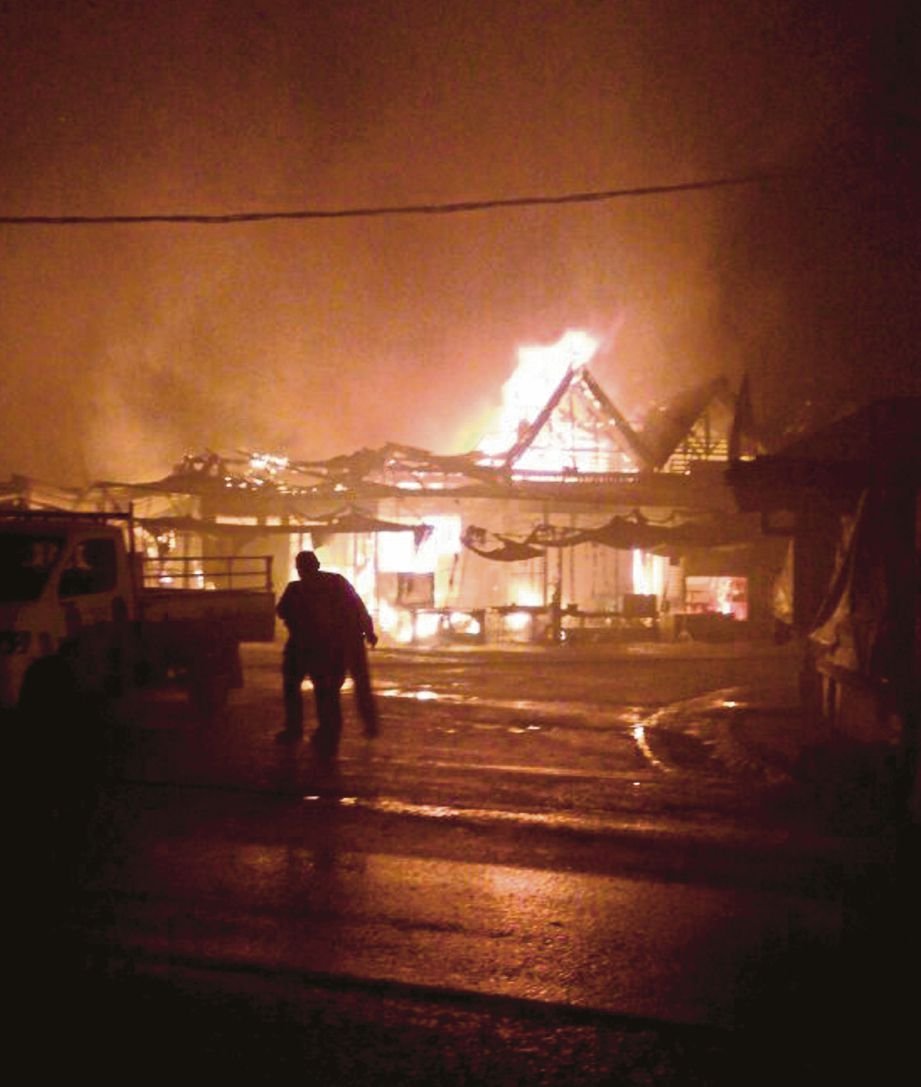DERETAN kedai di  Kea Farm, Brinchang yang  musnah dalam kebakaran.
