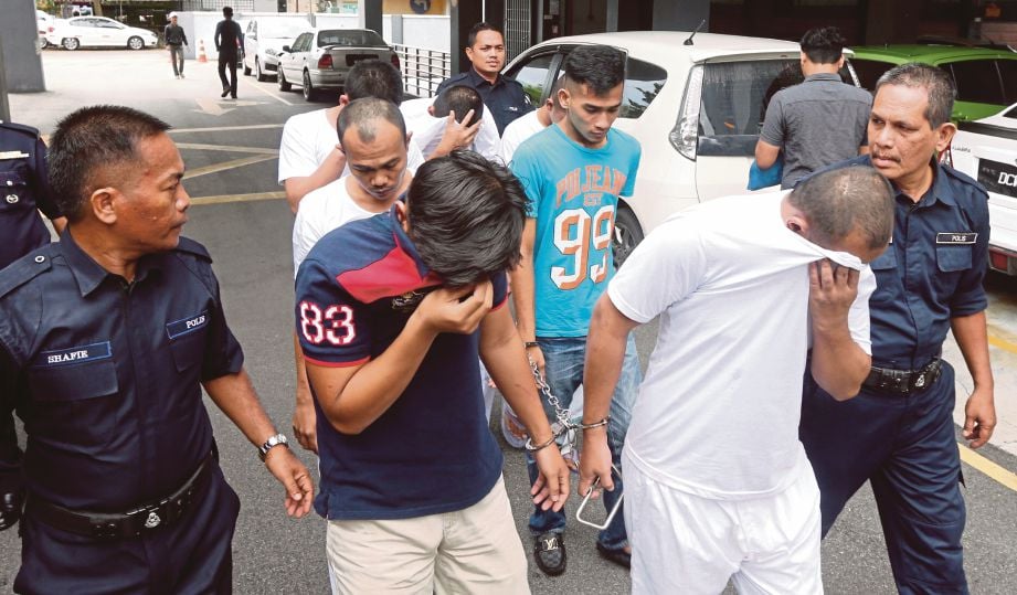  Tujuh lelaki termasuk seorang remaja dibawa keluar dari Mahkamah Sesyen Kota Bharu selepas dijatuhi hukuman, semalam.