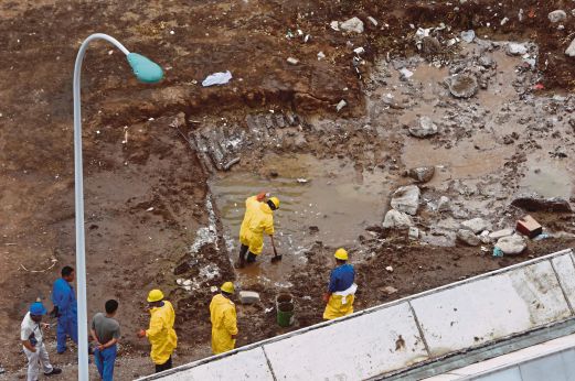 PEKERJA membersihkan air yang tercemar dengan bahan kimia di Tianjin.