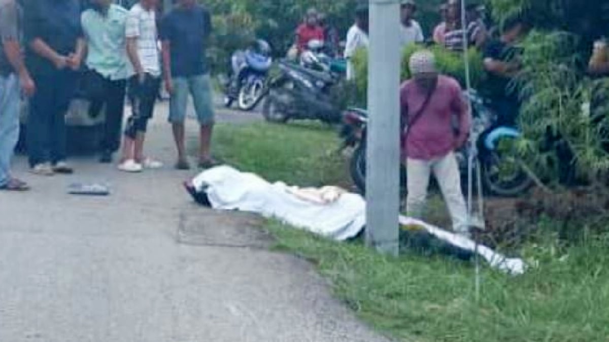 KEMBAR maut dalam kemalangan di Jalan Rizab Derahman, Jeram, Kuala Selangor. FOTO Ihsan Polis.