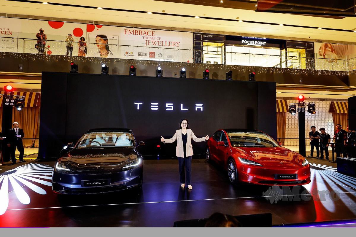 FAN  ketika  pengenalan kenderaan elektrik terbaharu Model 3 dan pembukaan Tesla Experience Centre yang pertama di Malaysia di Pavilion Damansara