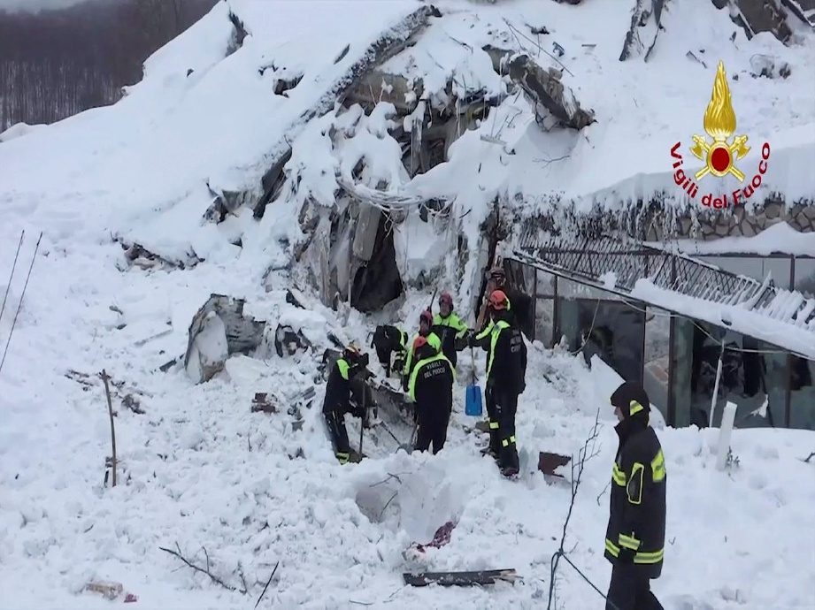 GAMBAR yang dipetik daripada rakaman video menunjukkan pasukan penyelamat berusaha mencari mangsa yang terperangkap dalam Hotel Rigopiano yang ditimbus salji.  - Reuters 