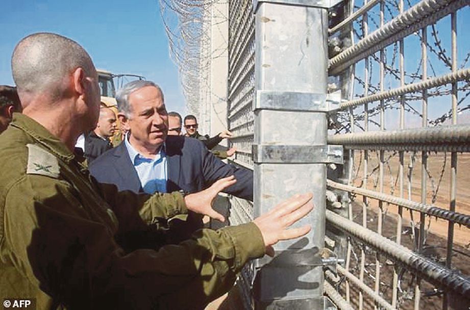 PERDANA Menteri Israel Benjamin Netanyahu melawat pagar di sempadan dengan Jordan. - Agensi 