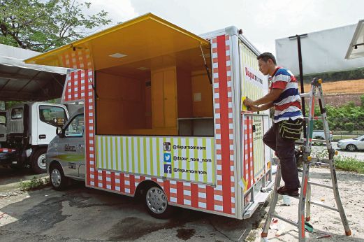 PELEKAT pada trak makanan juga menjadi pemintaan peniaga di Bintang Truck, Gombak. 