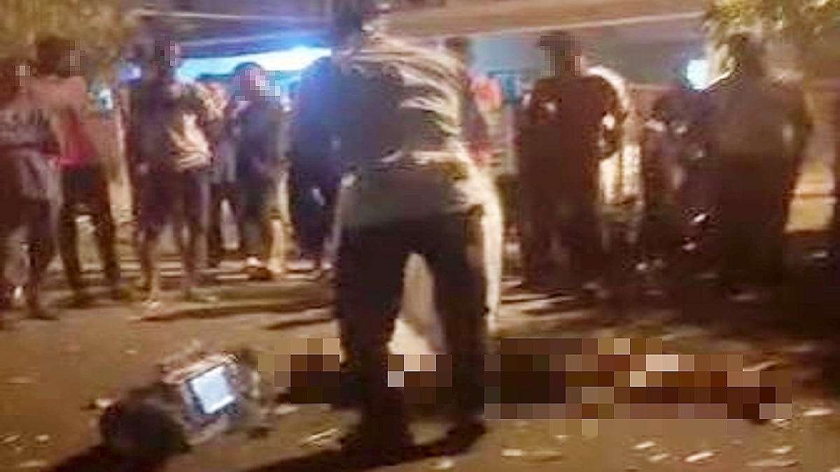 TANGKAP layar video tular menunjukkan pihak berkuasa melakukan pemeriksaan ke atas mayat lelaki di Taman Pelangi Semenyih 2, semalam.