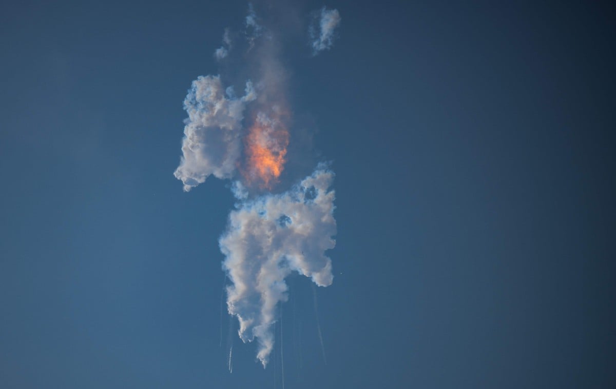 ROKET Starship meletup selepas dilancarkan dari landasan di Boca Chica, Texas. FOTO  AFP.