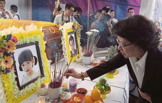 EKAJIT Kraivichien memberi penghormatan terakhir kepada mendiang Lee Tze Siang dan anaknya Lee Jin Yuan.