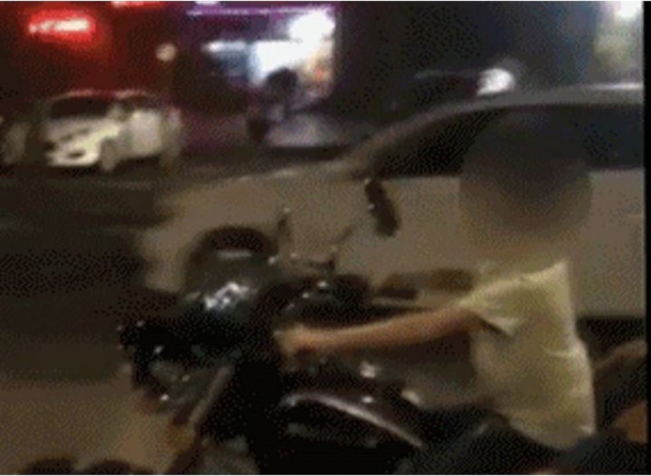 RAKAMAN kamera keselamatan menunjukkan kanak-kanak itu menunggang motosikal. - Agensi