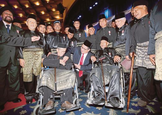 Nur Jazlan (duduk tengah) bersama sebahagian penerima  Pingat Jasa Pahlawan Negara selepas majlis penganugerahan kepada pesara polis sempena sambutan Hari Polis Ke-208 tahun 2015 di Dewan Perdana Felda. 
