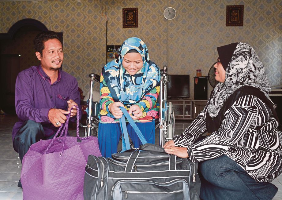 ECAH bersama ibu bapanya sebelum  berangkat ke pertandingan angkat berat di Kampung Pandan. 