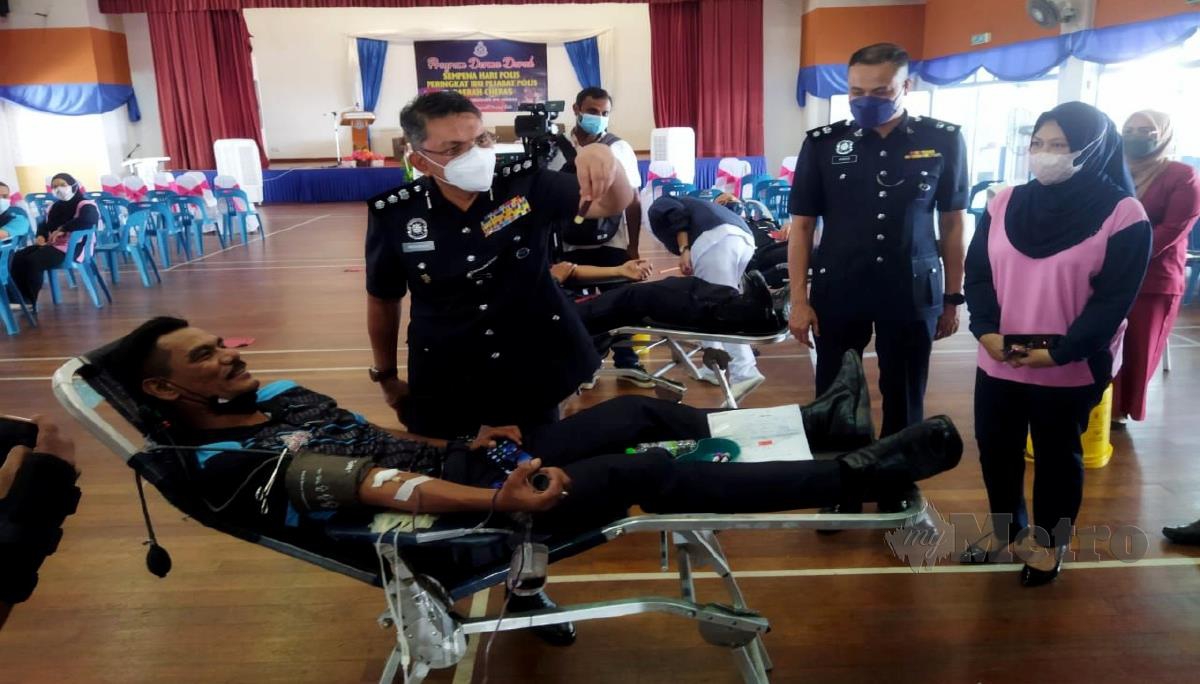 MUHAMMAD Idzam ketika meninjau Program Derma Darah sempena Hari Polis ke-215. FOTO Nurul Hidayah Bahaudin.