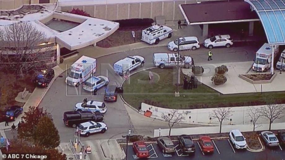 ANGGOTA polis berkawal di perkarangan Hospital Mercy di Chicago lokasi kejadian tembakan yang menyebabkan empat orang maut. - Agensi