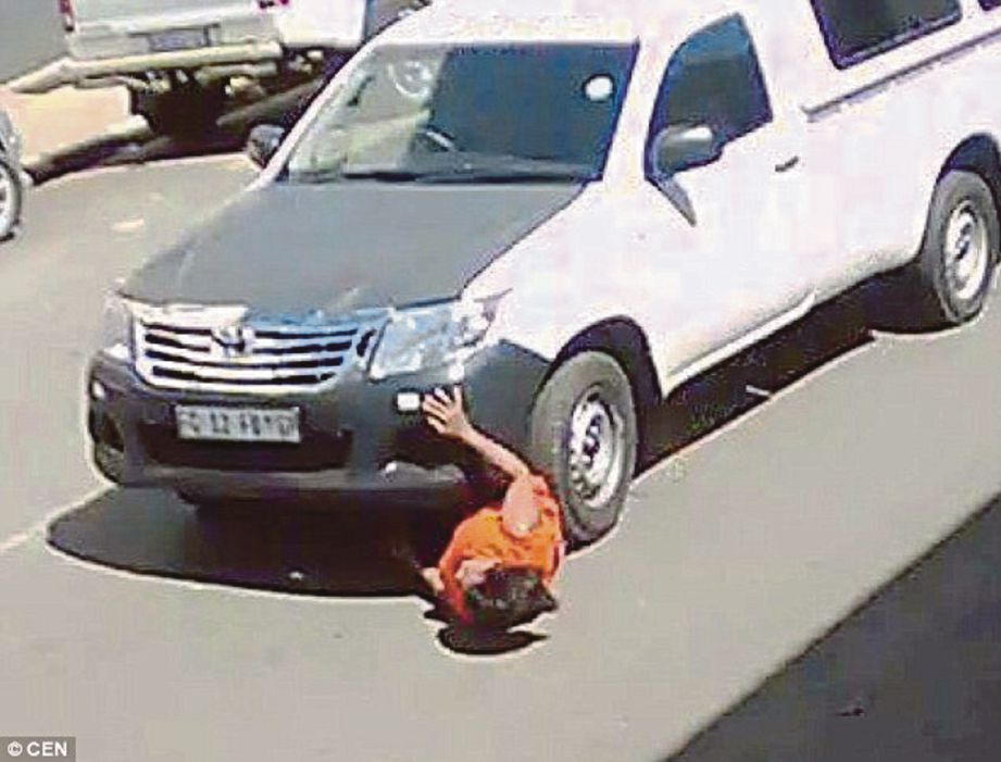 RAKAMAN CCTV menunjukkan saat wanita itu dilanggar dan diheret lebih 18 meter. - DM