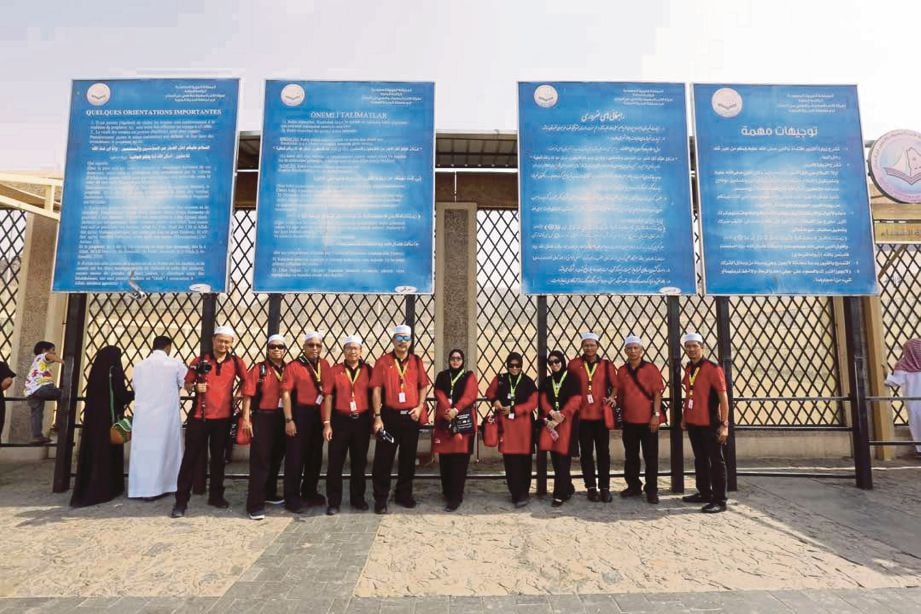  Pasukan petugas media TH  mengabadikan kenangan di depan perkuburan syuhada Perang Uhud.  