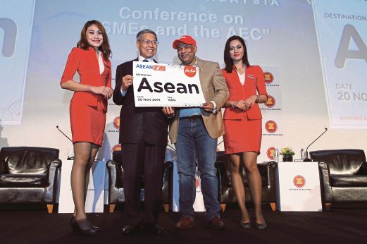  TONY (dua dari kanan) bersama Menteri Perdagangan Antarabangsa dan Industri Datuk Seri Mustapa Mohamed pada majlis pelancaran ASEAN Pass.