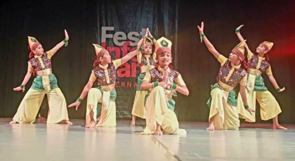 PELAJAR mempersembahkan tarian tradisional negara yang menambat hati juri Fest Info Dance International 2023. FOTO Ihsan Darlina A Razak