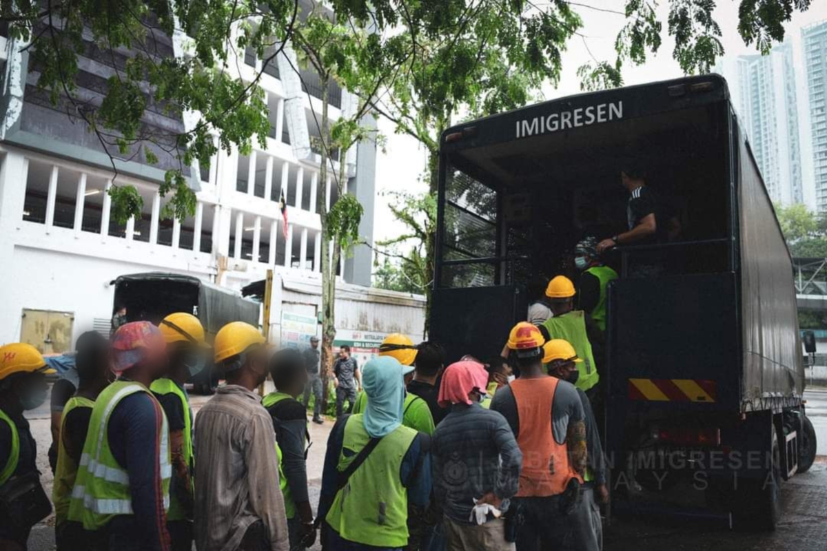 ANTARA pekerja warga asing yang ditahan dalam serbuan Operasi Bersepadu di sebuah tapak pembinaan di Setapak, Wangsa Maju, Kuala Lumpur, semalam. FOTO Ihsan JIM