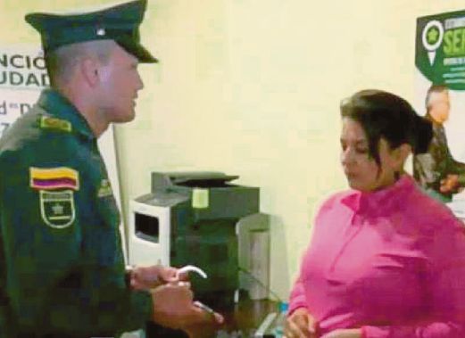 PAOLA disoal siasat polis ketika ditahan di lapangan terbang Bogota.