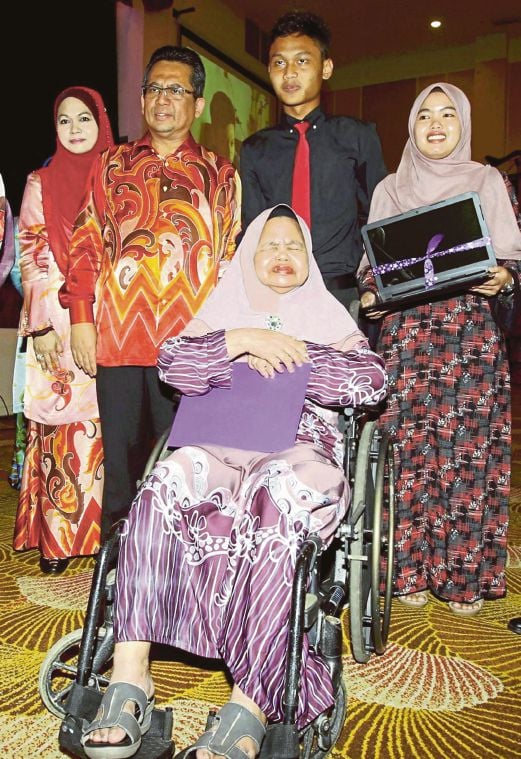 AHMAD Razif  bersama  bergambar bersama penerima Anugerah Khas dan ibunya  (berkerusi roda)  yang cacat penglihatan.