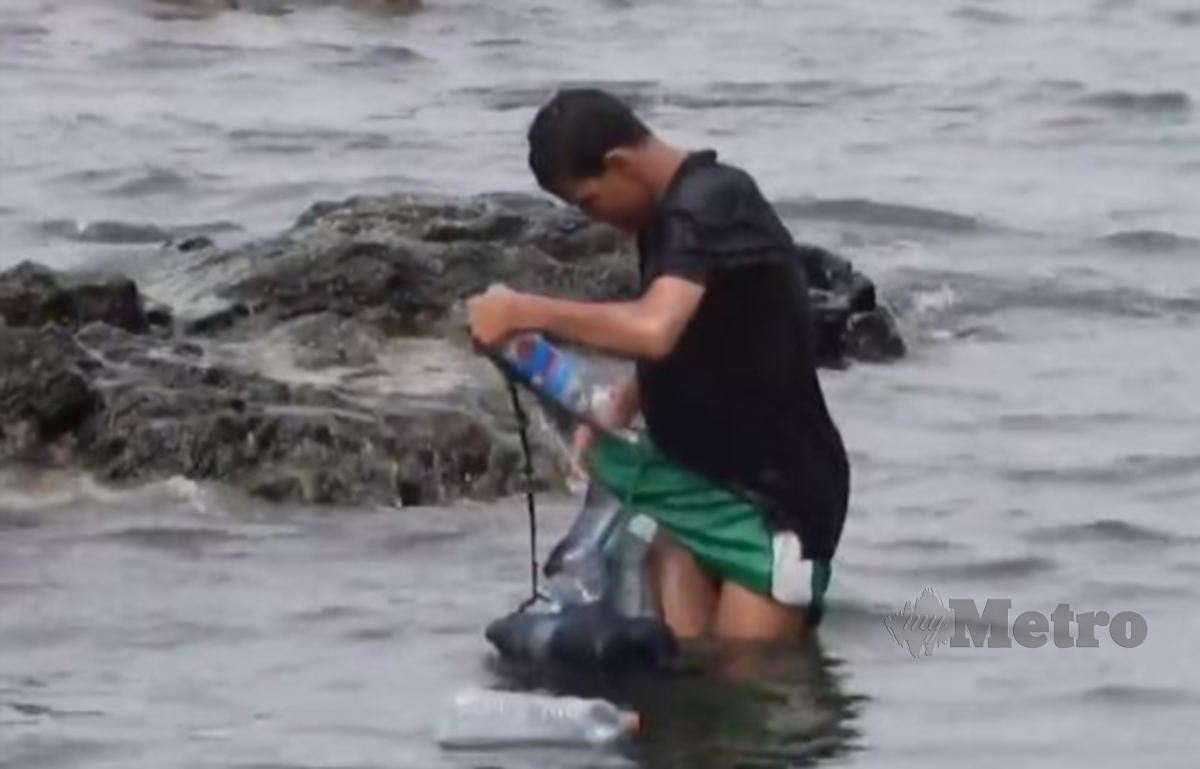 PELARIAN remaja menangis guna pelampung botol air ketika memasuki pantai di Ceuta. FOTO Agensi