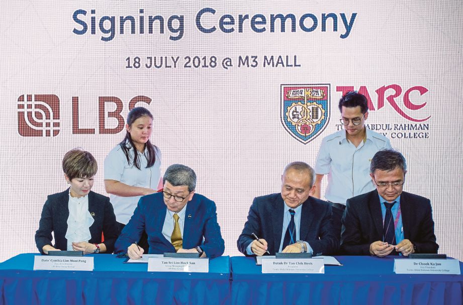 LIM  (dua dari kiri) dan  Dr Tan  (dua dari kanan) menandatangani MoU antara LBS Bina  dan Kolej Universiti Tunku Abdul Rahman di M3 Mall. 