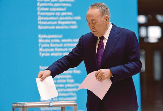 NURSULTAN mengundi di Astana, semalam.