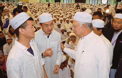 Najib  beramah mesra dengan sebahagian peserta   pada Majlis Himpunan 15,000 Huffaz dan Perasmian Gabungan Persatuan Institusi Tahfiza Al-Quran Kebangsaan di Masjid Wilayah Persekutuan, Kuala Lumpur. 