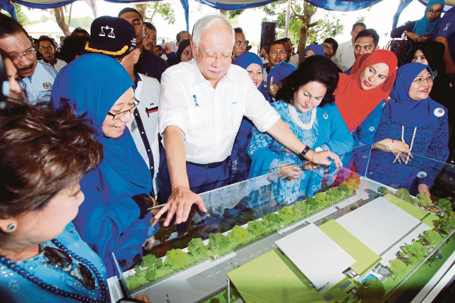  Najib dan  Rosmah  melihat model pelan Bangunan Permata Kurnia Zon Selatan di Taman Rumahku Syurgaku, Bukit Katil. 