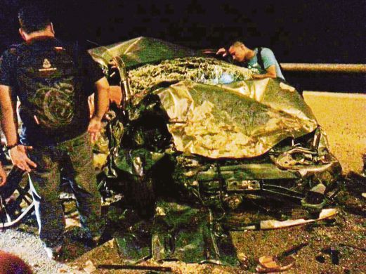 KEADAAN kereta salah seorang mangsa yang remuk akibat kemalangan, malam tadi.