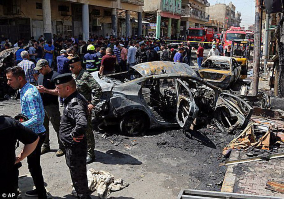 SEBUAH kereta musnah dalam serangan kedua di Baghdad, semalam. - Agensi