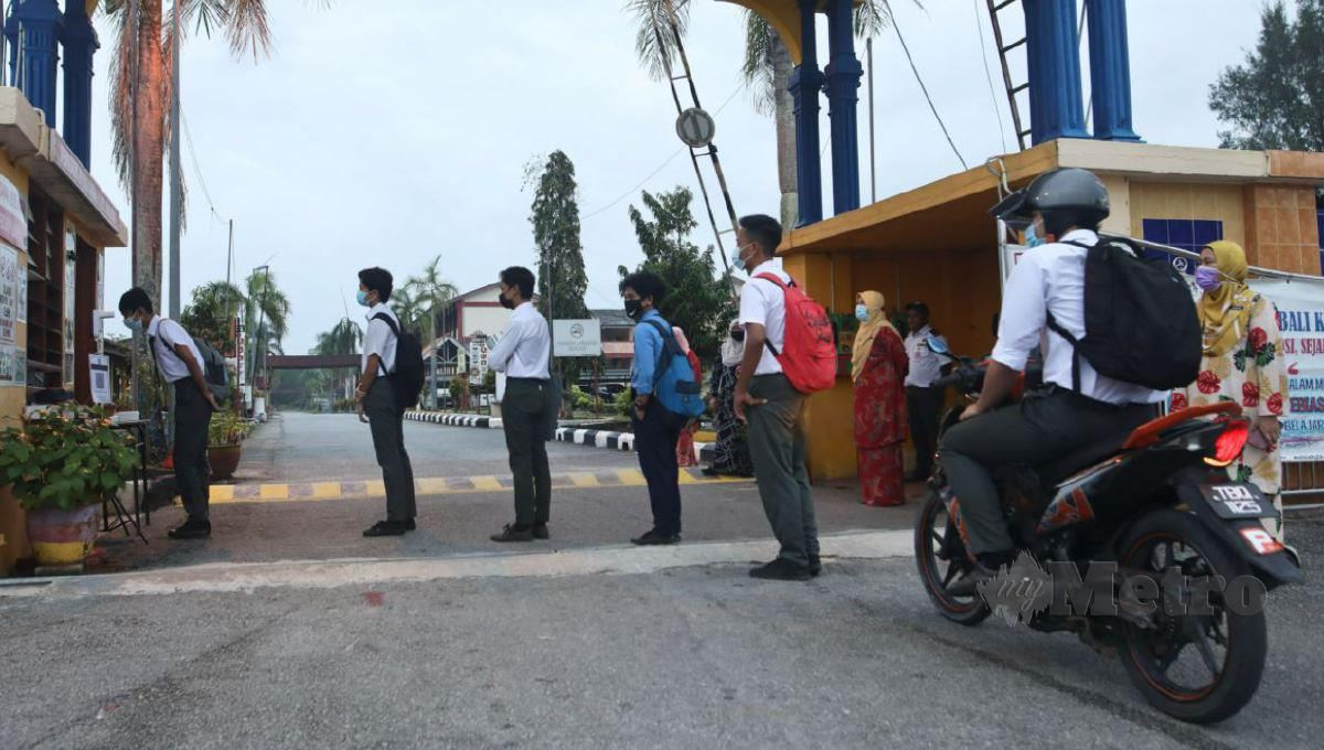Pelajar tingkatan lima Sekolah Menengah Kebangsaan (SMK) Dato' Razali Ismail, Kuala Terengganu menjalani saringan suhu sebelum memasuki sekolah pada 20 Januari 2021. FOTO Arkib NSTP.
