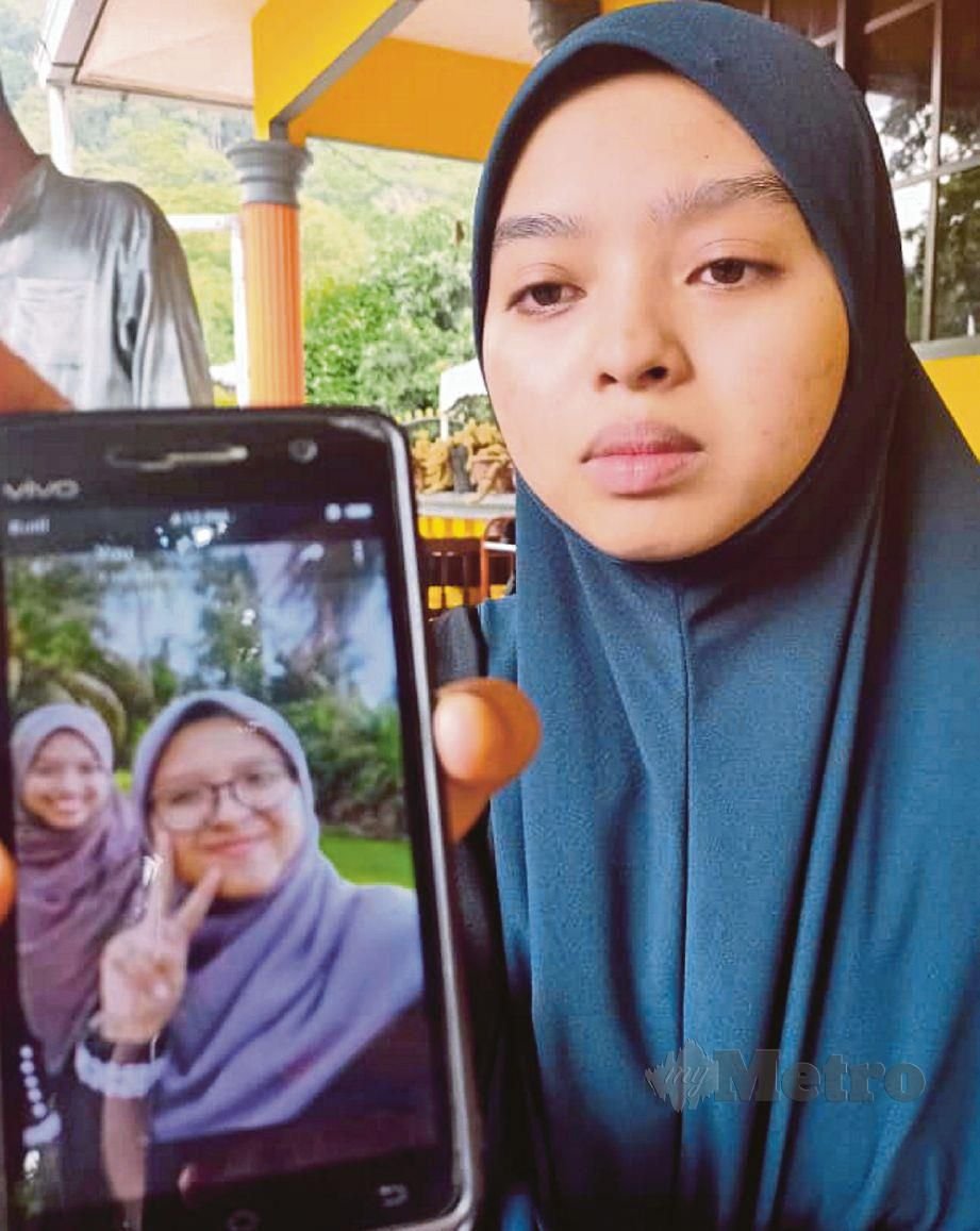 NURUL Syafika  menunjukkan gambar dia bersama adiknya, Nur Shifa (hadapan) yang meninggal dalam kemalangan di Kuala Kubu Bharu, Selangor.